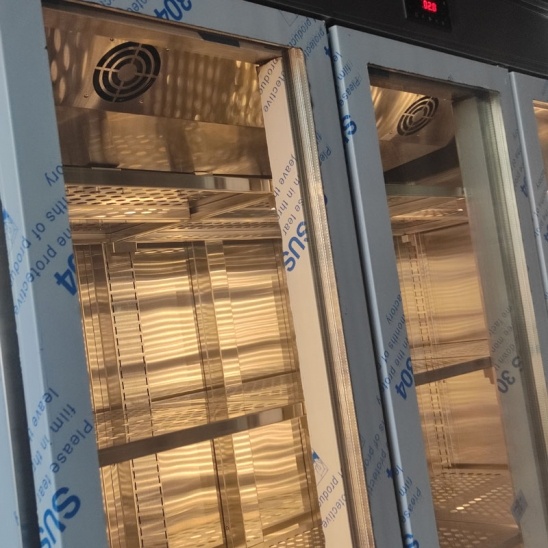 personnalisé 304 vitrines en acier inoxydable à trois portes en verre 